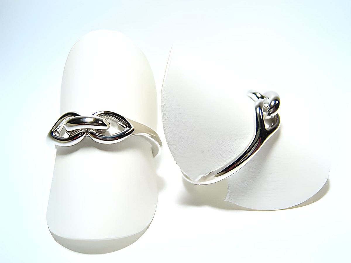 Silber Ring rhodiniert -verschlungen- Gr. verstellbar, Hersteller: Juwelier Harnisch, ohne Stein, auf weißem Hintergrund präsentiert.