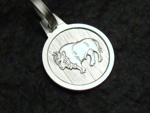 Stier Sterling Silber Sternzeichen Anhänger mit einer eingravierten Stierdarstellung, hergestellt von Juwelier Harnisch, perfekt als Schmuckstück für Stier-Geborene.