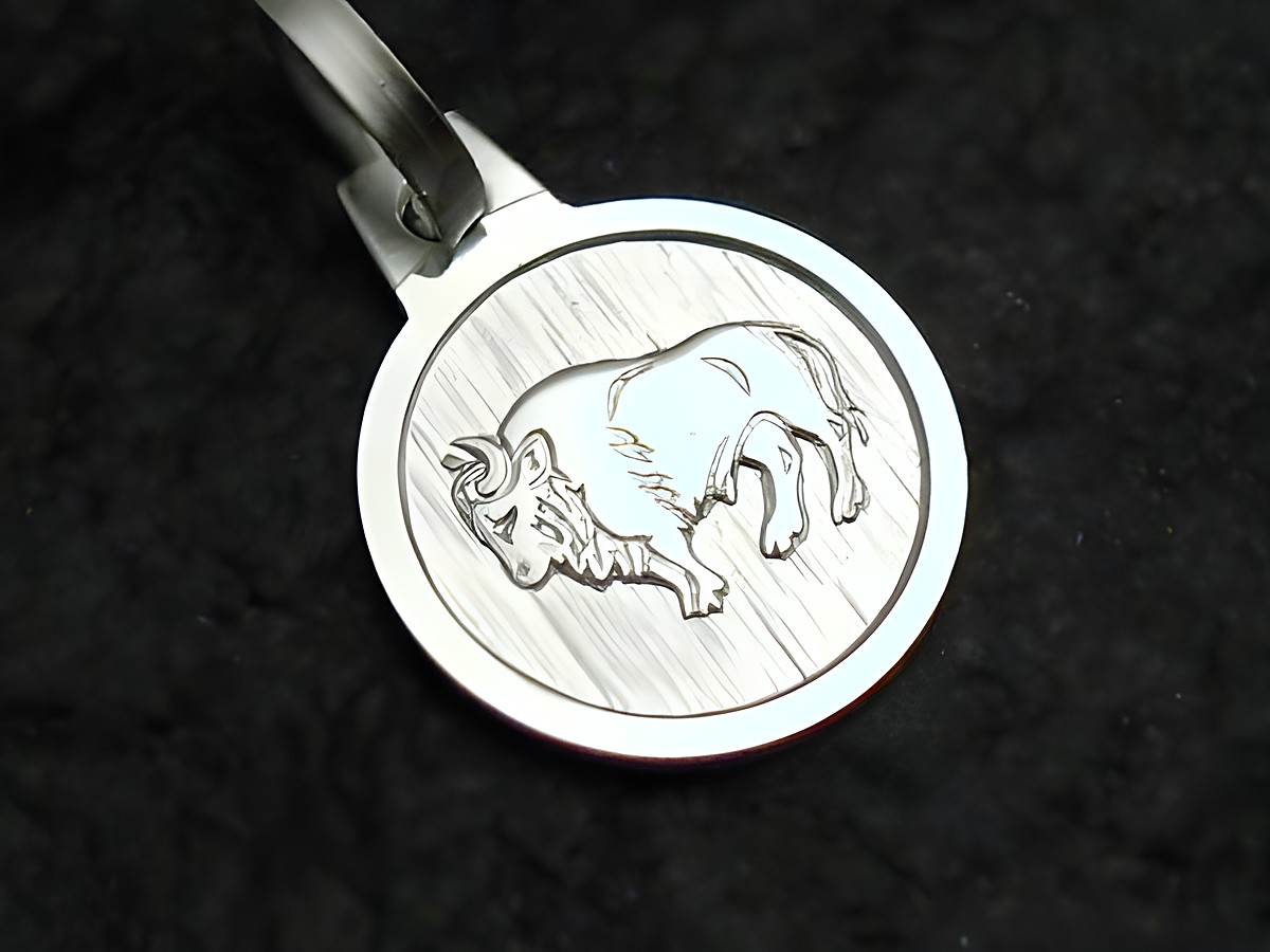 Stier Sterling Silber Sternzeichen Anhänger mit einer eingravierten Stierdarstellung, hergestellt von Juwelier Harnisch, perfekt als Schmuckstück für Stier-Geborene.