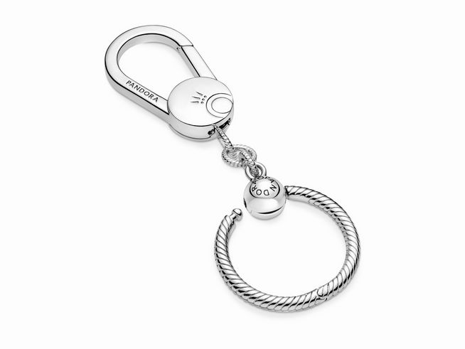 Pandora Silber 399567C00 Silber Schlüsselanhänger mit Handtaschen Clip, elegantes Design mit verschnörkeltem Ring und einem zusätzlichen Element, ideal für Schlüssel oder Anhänger.
