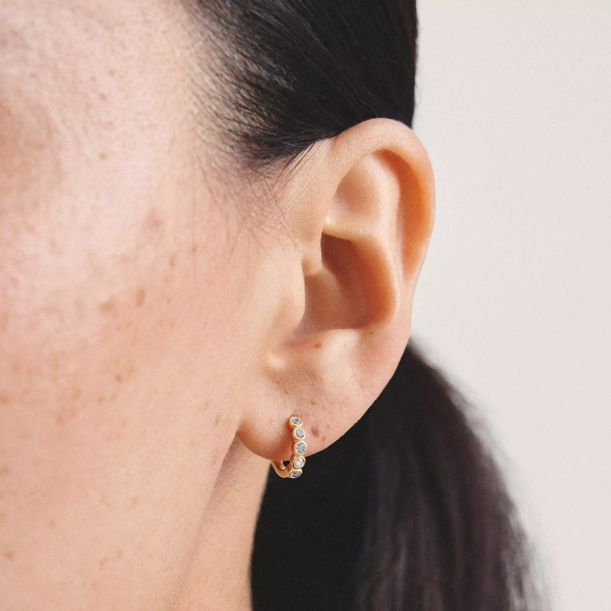 Thomas Sabo Creolen mit weißem Zirkonia – vergoldet – 10,9 mm hoch – Ansicht 4