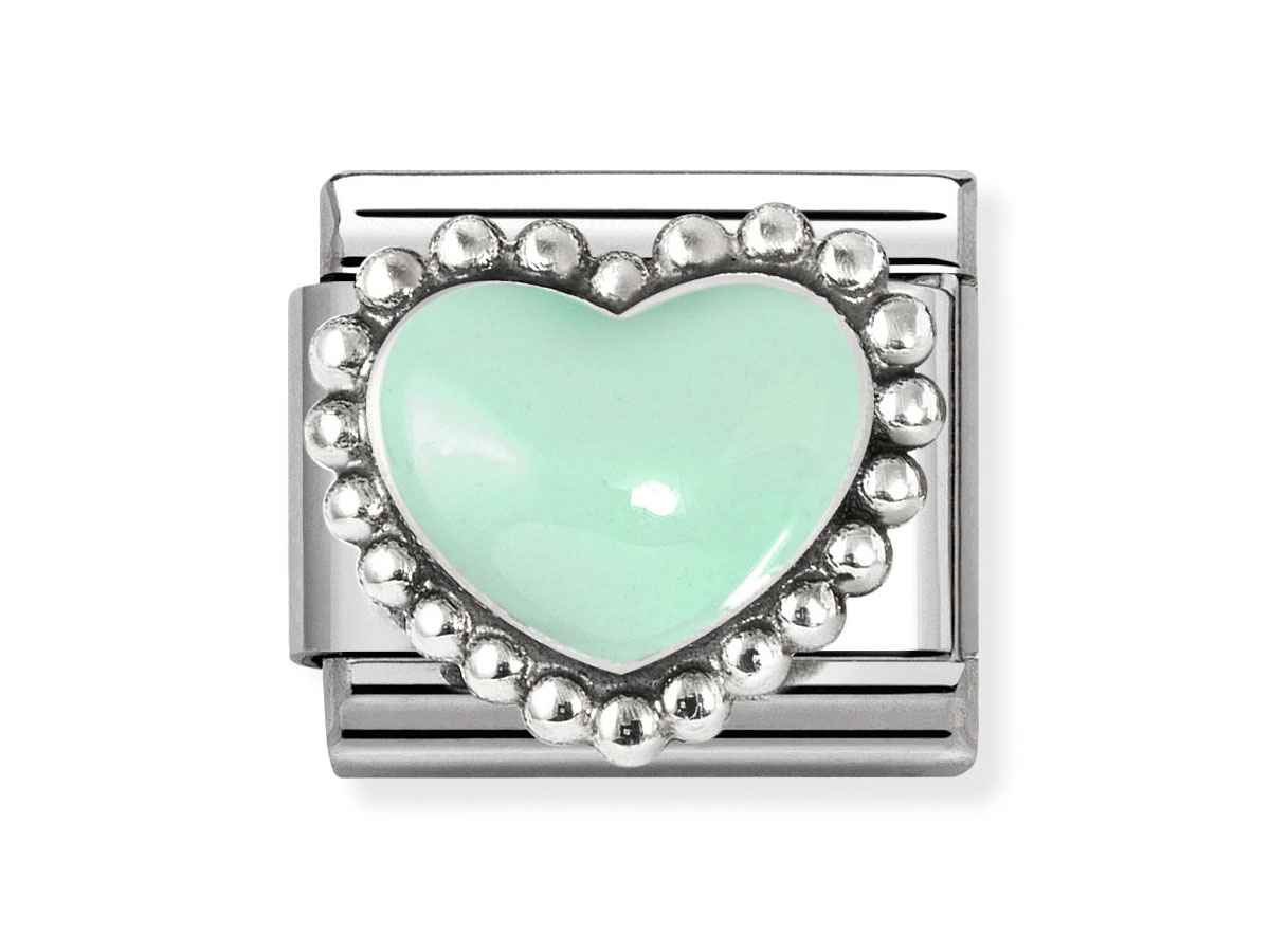 Ein dekoratives Element aus oxidiertem Sterling Silber mit gewölbtem, pastellgrünem Herz aus Emaille, umgeben von einer Perlenstruktur, hergestellt von Nomination, Neuheiten.