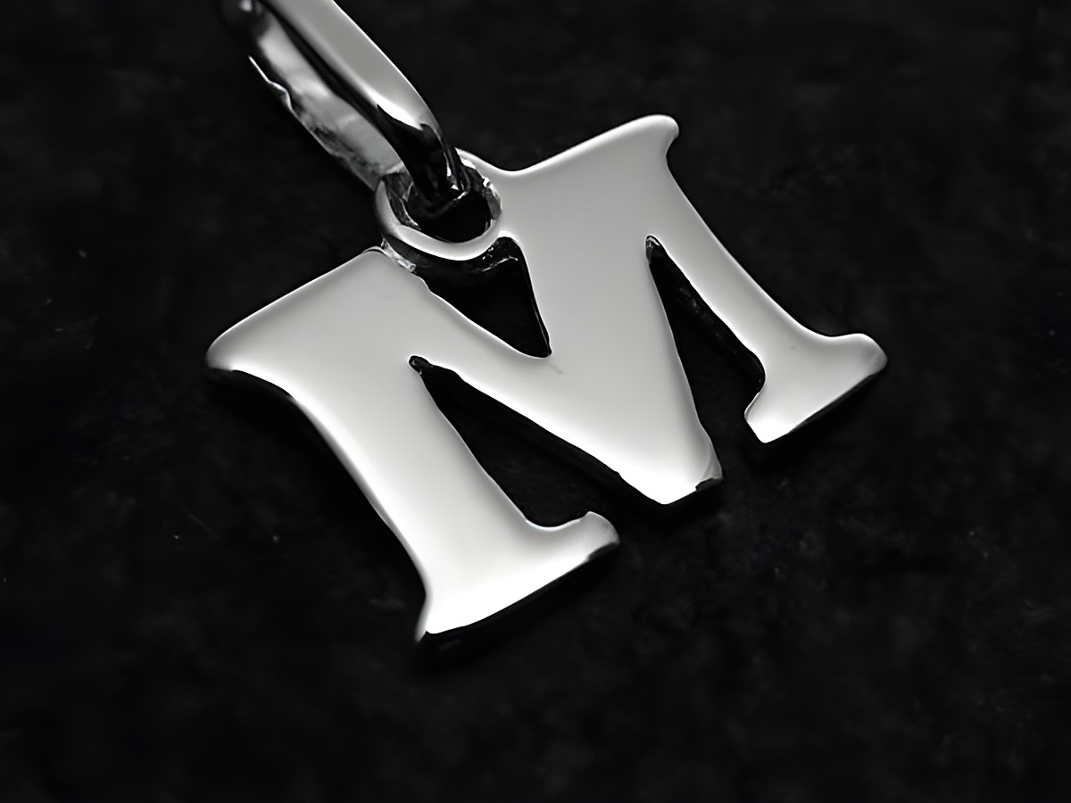 Buchstaben Anhänger M aus 925 Sterling Silber rhodiniert, glänzende Oberfläche, zeigt den Buchstaben M, perfekt geeignet als persönliches Schmuckstück von Juwelier Harnisch.