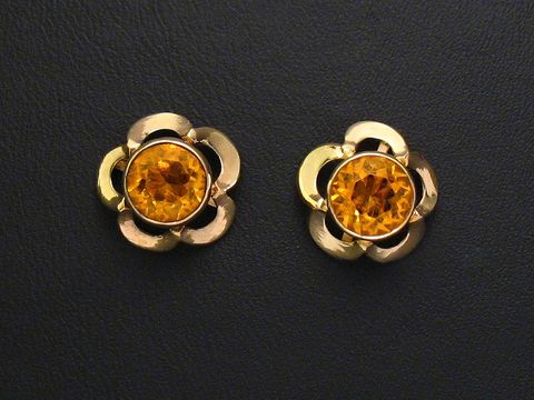 Orange facettiert Ohrringe aus Gold mit floraler Gestaltung, Hersteller Juwelier Harnisch, verziert mit weiteren Steinen, ideal für festliche Anlässe.