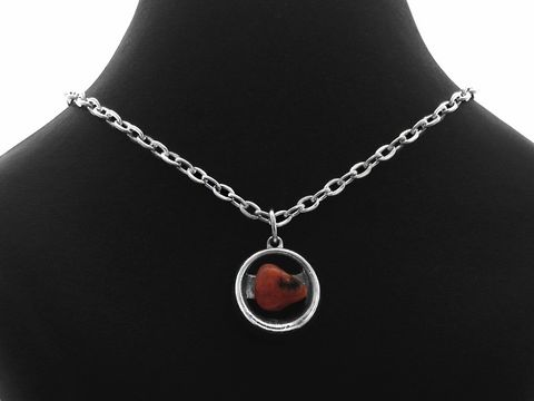 Kette mit Anhänger aus versilbertem Material, 40 cm lang, verziert mit einem Rhodochrosit, präsentiert auf einem schwarzen Halsband. Hersteller ist Juwelier Harnisch, Set Kette und Anhänger.