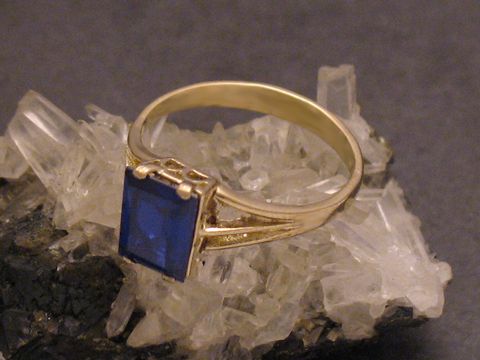 Goldring Gold 333 mit unechtem blauen Stein in Größe 53,5, Hersteller Juwelier Harnisch, geeignet bis Größe 54/17,5, auf Quartzbasis präsentiert.