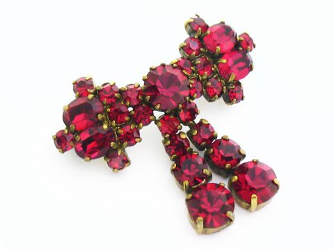 Rote Strass Damen Designer Brosche im Sexy City Look von Juwelier Harnisch, funkelnde rote Strasssteine in goldfarbener Fassung, ideal für stilvolle Akzente.