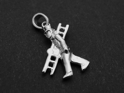 Silber Anhänger Schornsteinfeger rhodiniert Glücksbringer von Hersteller Juwelier Harnisch zeigt einen detailreichen, stehenden Schornsteinfeger mit Leiter. Ideal als Glücksbringer für besondere Anlässe.