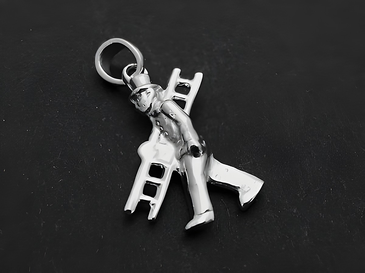 Silber Anhänger Schornsteinfeger rhodiniert Glücksbringer von Hersteller Juwelier Harnisch zeigt einen detailreichen, stehenden Schornsteinfeger mit Leiter. Ideal als Glücksbringer für besondere Anlässe.