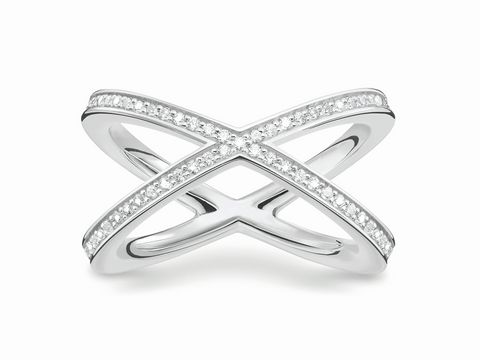 Silberner Ring von Thomas Sabo in Größe 56 mit Zirkonia, charakteristisches Design mit überkreuzten Bändern und funkelnden Steinen, elegant und modern.