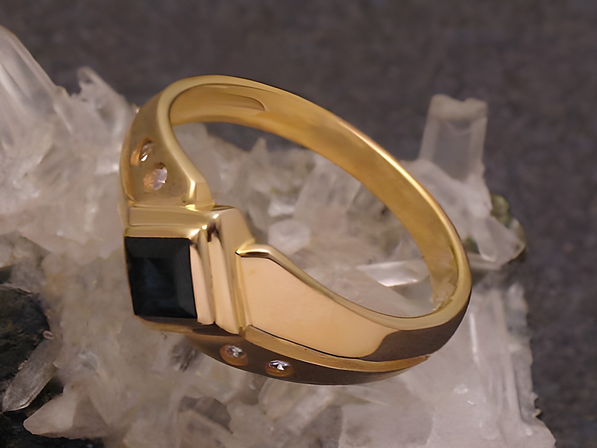 Ausdrucksstarker Goldring aus 585 Gold mit einem Diamanten und einem Saphir in Größe 56, Hersteller Juwelier Harnisch, bis Größe 56/18.