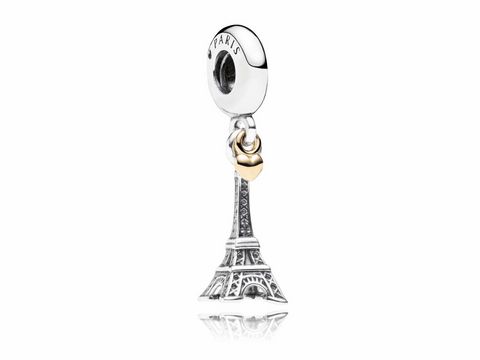 Silber Anhänger von Pandora, 791302, zeigt einen Eiffelturm mit einem kleinen Herz aus 14 Karat Gold. Perfekt für Armbänder und charmante Schmuckstücke.
