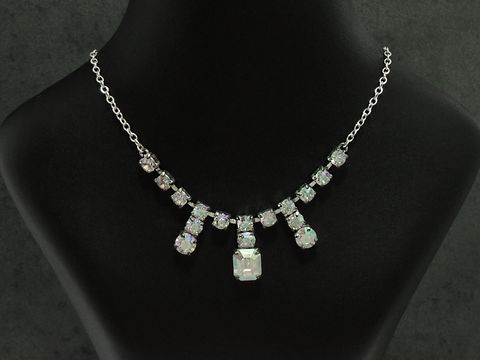 Bunte Strass Collier Kette mit schimmernden Steinen in verschiedenen Größen, gefertigt aus Sterling Silber, Hersteller Juwelier Harnisch, Länge 38-45 cm, elegant auf einem schwarzen Hintergrund präsentiert.