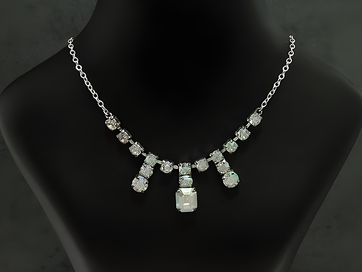 Bunte Strass Collier Kette mit schimmernden Steinen in verschiedenen Größen, gefertigt aus Sterling Silber, Hersteller Juwelier Harnisch, Länge 38-45 cm, elegant auf einem schwarzen Hintergrund präsentiert.