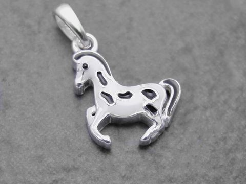 Hängender Pferd-Anhänger aus Sterling Silber in süßem Design, lackiert in Schwarz und Weiß, hergestellt von Juwelier Harnisch, ideal für Tierliebhaber.