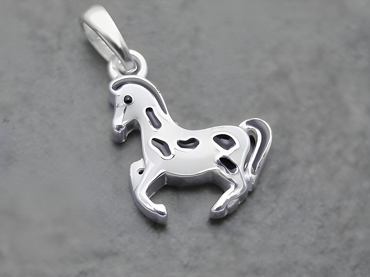 Hängender Pferd-Anhänger aus Sterling Silber in süßem Design, lackiert in Schwarz und Weiß, hergestellt von Juwelier Harnisch, ideal für Tierliebhaber.