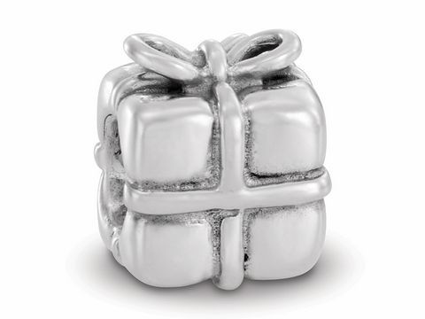 Ein silberner Charm in Form eines Geschenks mit Schleife, aus hochwertigem 925er Sterlingsilber, Teil der PANDORA Moments Kollektion, Modellnummer 790300.