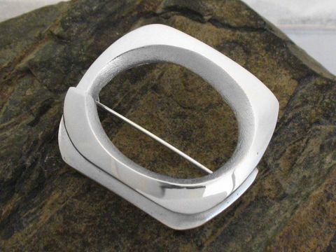 Brosche organisches Design teilmattiert aus echt Silber, Hersteller Juwelier Harnisch, elegant und modern gestaltet, ideal als Schmuckstück für besondere Anlässe.