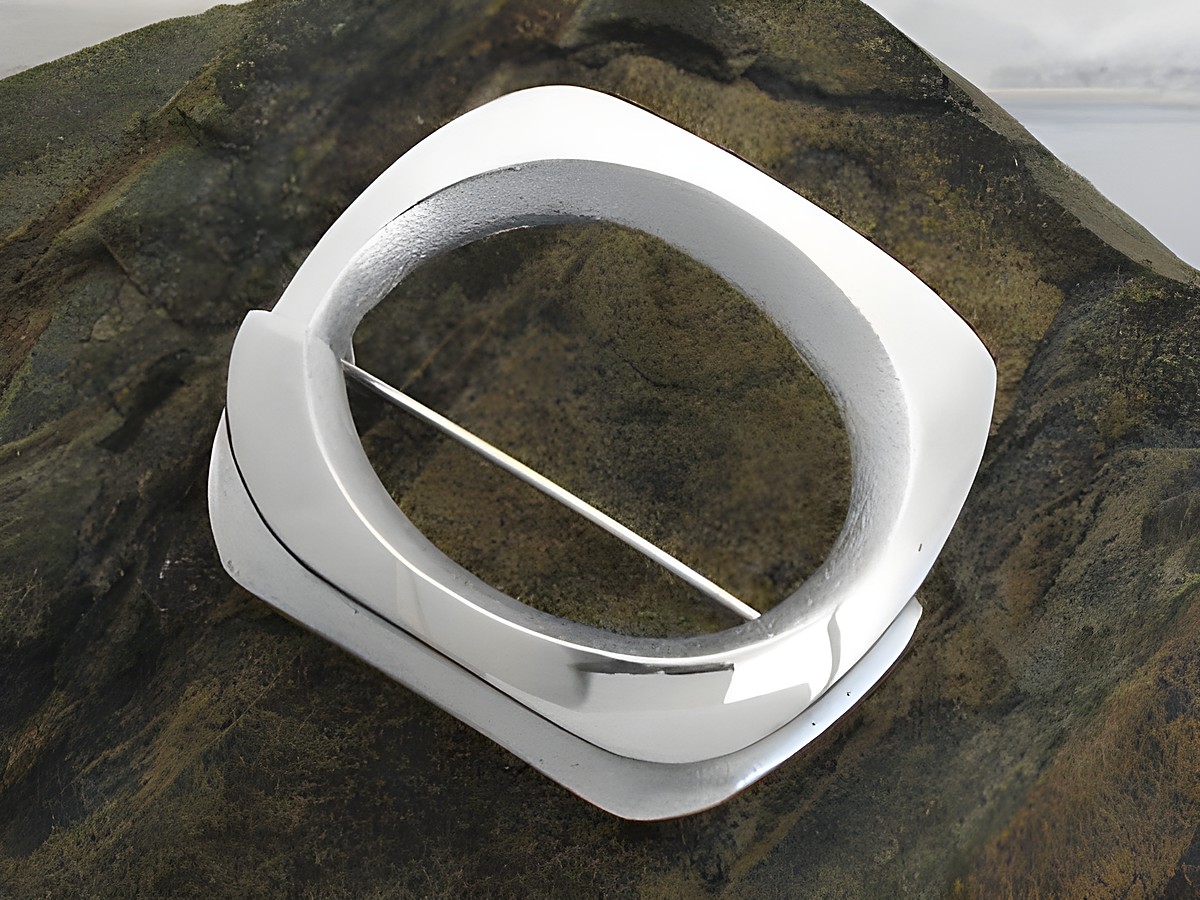 Brosche organisches Design teilmattiert aus echt Silber, Hersteller Juwelier Harnisch, elegant und modern gestaltet, ideal als Schmuckstück für besondere Anlässe.