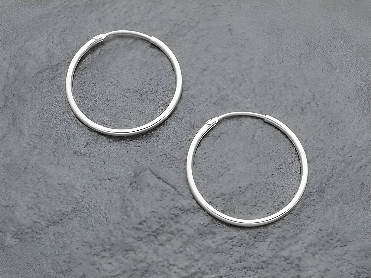 Silber Creolen 2,5 cm aus rhodiniertem Sterling Silber mit einem Durchmesser von 1,5 mm, hergestellt von Juwelier Harnisch, ideal für jedes Outfit.