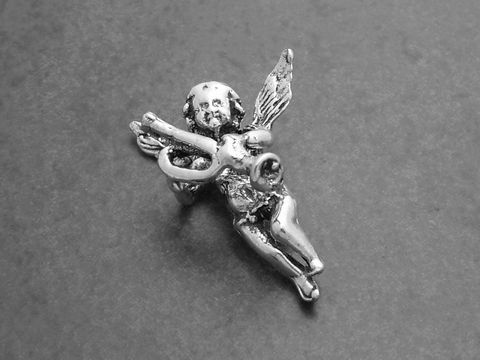 Engel mit Trompete aus 925 Sterling Silber, hergestellt von Juwelier Harnisch, detailreiche Darstellung eines fliegenden Engels mit ausgebreiteten Flügeln und Trompete.
