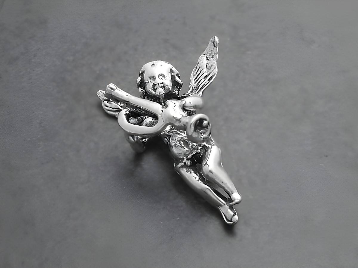 Engel mit Trompete aus 925 Sterling Silber, hergestellt von Juwelier Harnisch, detailreiche Darstellung eines fliegenden Engels mit ausgebreiteten Flügeln und Trompete.