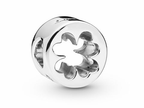 Charm von Pandora aus Silber in Form eines Kleeblatts als Glücksbringer, mit ausgeschnittenen Details, elegant gestaltet für persönliche Schmuckstücke.