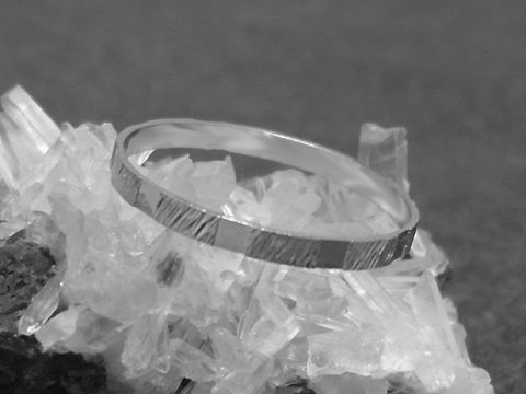 Silber Ring rhodiniert 2mm breit in Größe 50 / 15,8mm auf glitzerndem Kristalluntergrund, Hersteller Juwelier Harnisch, bis Größe 50 / 15,9.