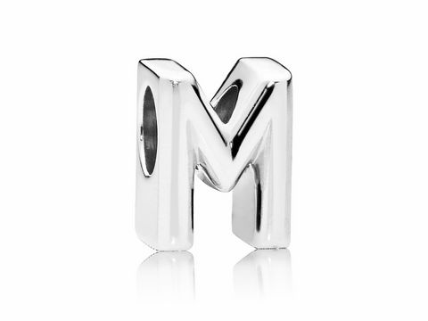 Charm von Pandora in 925 Sterling Silber in Form des Buchstabens M, glänzende Oberfläche, ideal für persönliche Schmuckstücke oder als Geschenk.