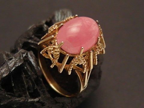 Goldring reizvoll aus Gold 333 mit ovalem Rhodochrosit in Größe 54, Hersteller Juwelier Harnisch, bis Größe 54/17,5. Elegantes Design unterstreicht den besonderen Stein.