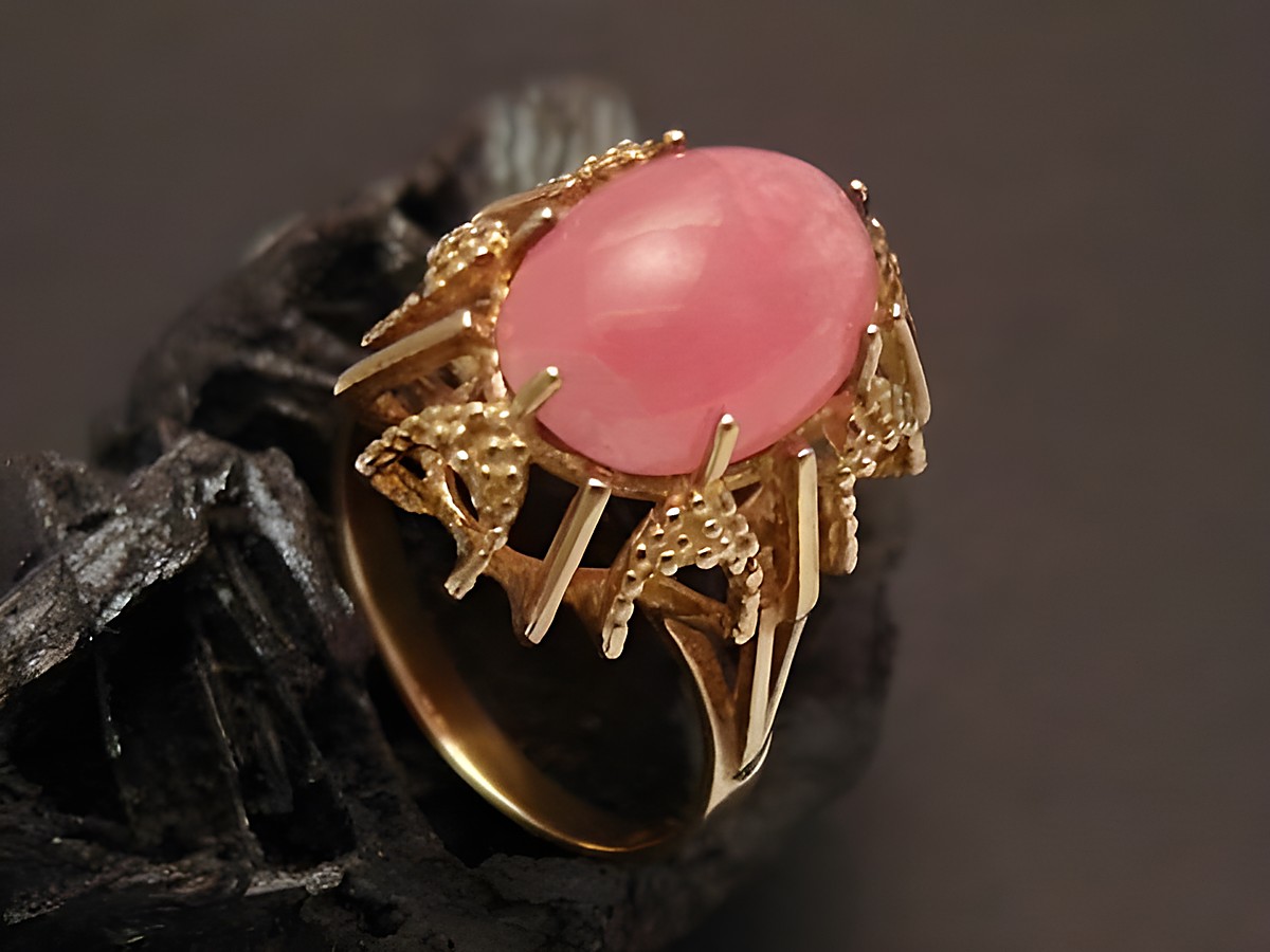 Goldring reizvoll aus Gold 333 mit ovalem Rhodochrosit in Größe 54, Hersteller Juwelier Harnisch, bis Größe 54/17,5. Elegantes Design unterstreicht den besonderen Stein.