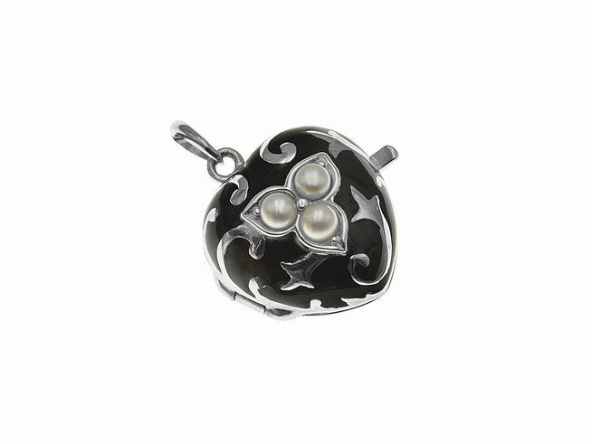 Silber Medaillon in Herzform mit nostalgischem Design, verziert mit Zuchtperlen und rotem Lack. Hersteller Juwelier Harnisch, ideal als klassisches Schmuckstück.