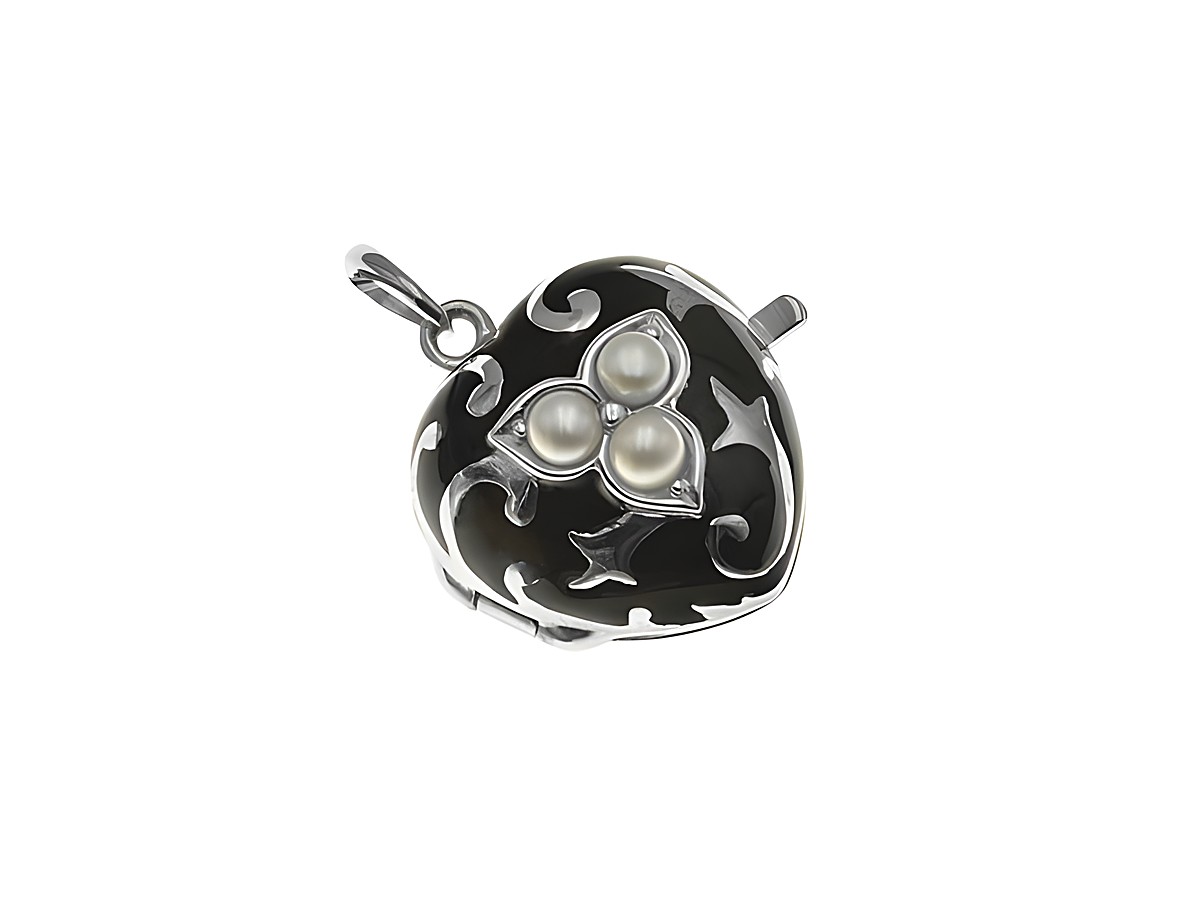 Silber Medaillon in Herzform mit nostalgischem Design, verziert mit Zuchtperlen und rotem Lack. Hersteller Juwelier Harnisch, ideal als klassisches Schmuckstück.