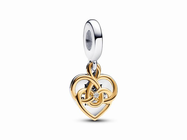 Doppelter Charm-Anhänger in Herzform von Pandora gefertigt aus Silber und Vergoldung mit einem Lab-Grown Diamanten, ideal für eine liebevolle Geschenkidee an die Mama.