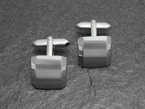 Manschettenknöpfe in silberfarben, matt-satiniert, neu, Hersteller Juwelier Harnisch. Ideal für elegante Hemden und besondere Anlässe. Hochwertige Verarbeitung mit modernem Design.
