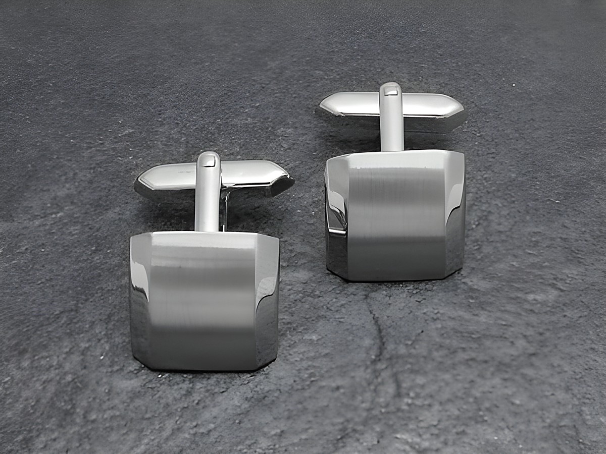 Manschettenknöpfe in silberfarben, matt-satiniert, neu, Hersteller Juwelier Harnisch. Ideal für elegante Hemden und besondere Anlässe. Hochwertige Verarbeitung mit modernem Design.