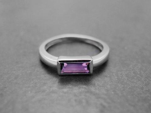 Ring aus rhodiniertem Sterling Silber mit einem rechteckigen Amethyst in zartlila, Größe 52, Hersteller Juwelier Harnisch. Elegantes und zeitloses Design.