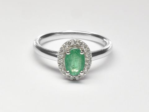 Weißgold Ring bezaubernd mit Smaragd und 19 Brillanten 0,20 ct. W/Si in Gr. 56, Hersteller Juwelier Harnisch bis Gr. 56/18.