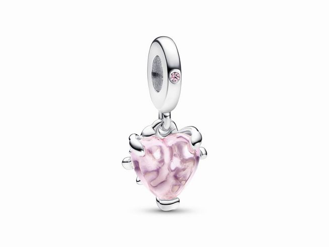 Rosafarbener Pandora Charm-Anhänger in Herzform aus Sterling Silber mit leicht gewellter Oberfläche und einem funkelnden Stein. Perfekt für personalisierte Schmuckstücke und Geschenke.