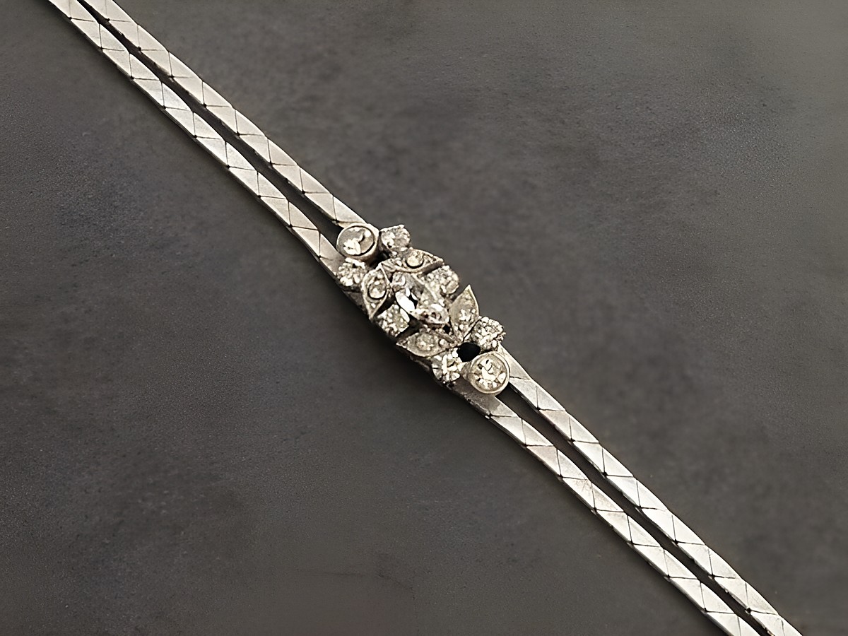 Stilvolles Strassarmband in Weiß mit silberfarbenen Elementen, verziert mit funkelnden Steinen, variable Größe von 19 bis 21,5 cm, Hersteller Juwelier Harnisch.