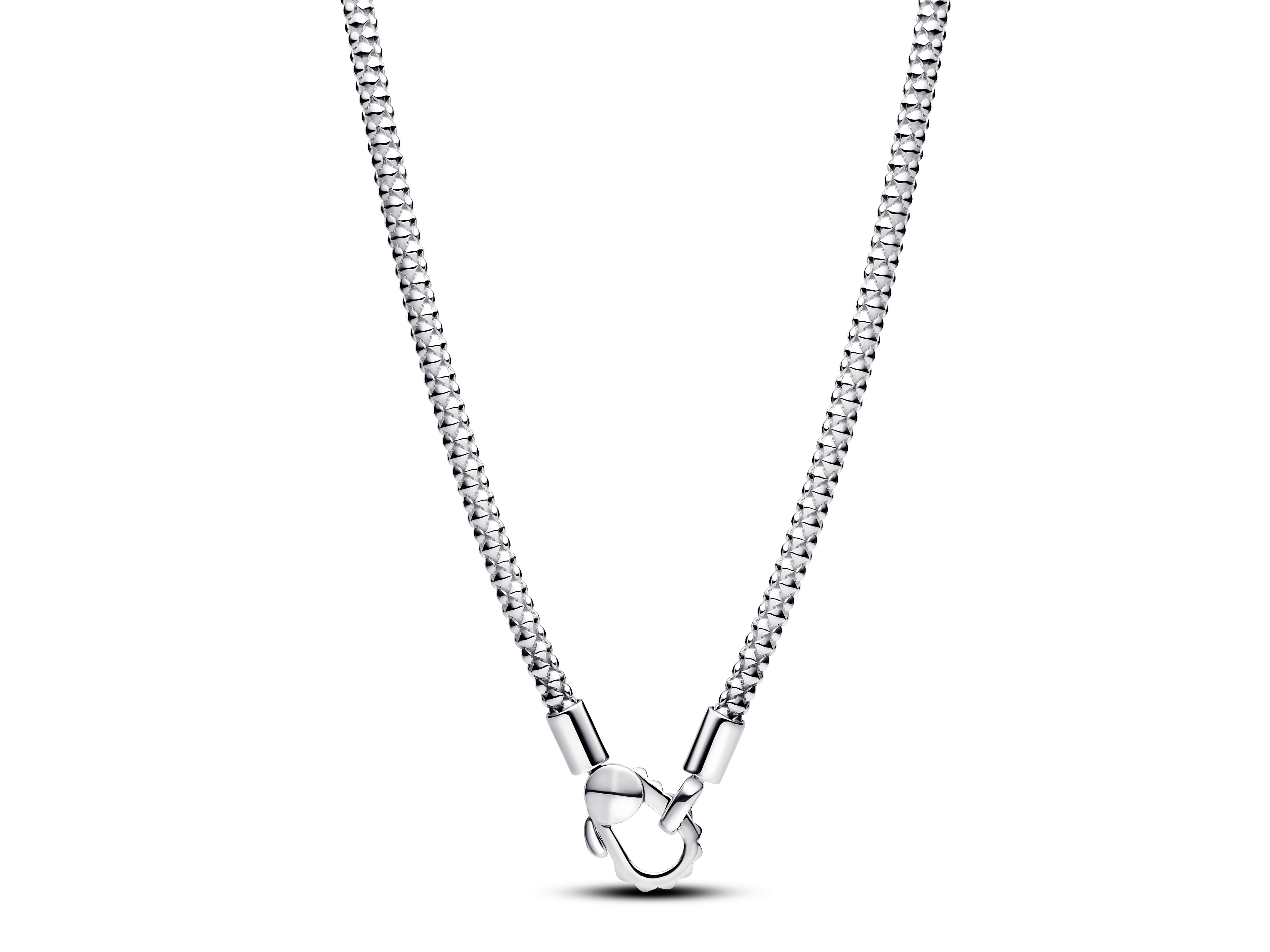 Pandora 393682C00-50 cm - Halskette aus Silber & Nietenkette Eine elegante Halskette aus Silber mit einer Nietenkette, die eine glänzende und moderne Optik bietet. Sie hat einen praktischen Verschluss und ist 50 cm lang, perfekt für jeden Anlass.