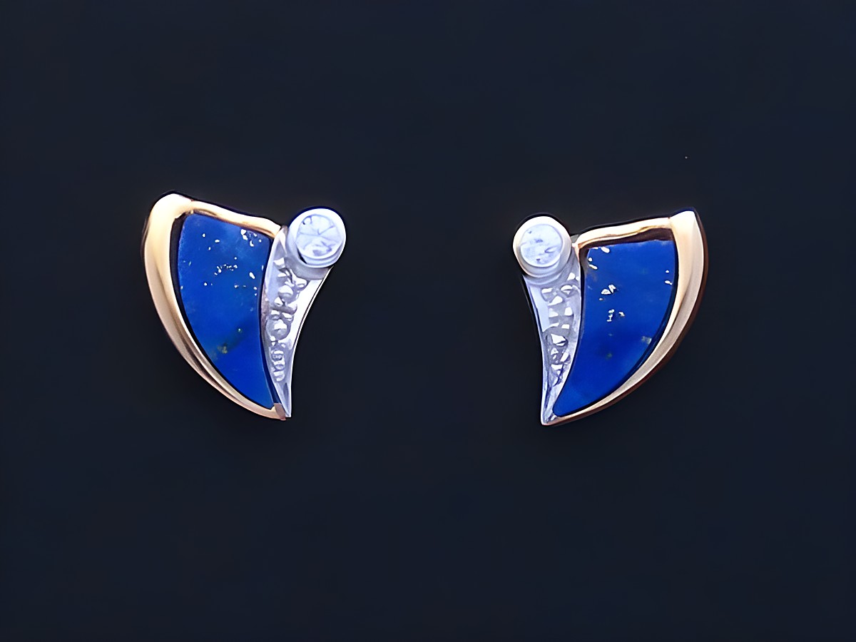 Ohrringe aus Lapis und Zirkonia in Gold 585, von Juwelier Harnisch, mit eleganter Form und einzigartigem Design, ideal für jeden Anlass.