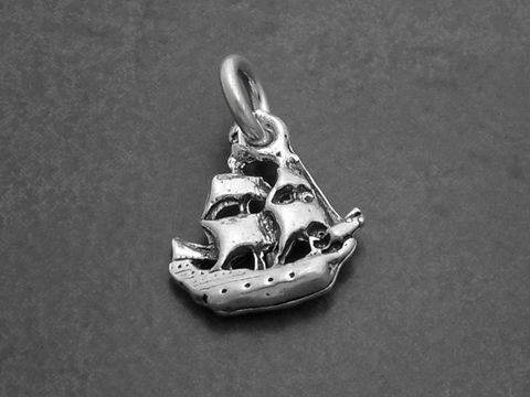 Kleines Schiff aus 925 Sterling Silber als Anhänger mit zwei Masten, hergestellt von Juwelier Harnisch, ideal für maritimen und seefahrtsbezogenen Schmuck.