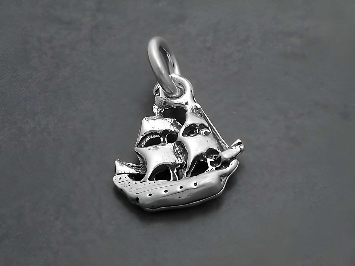 Kleines Schiff aus 925 Sterling Silber als Anhänger mit zwei Masten, hergestellt von Juwelier Harnisch, ideal für maritimen und seefahrtsbezogenen Schmuck.