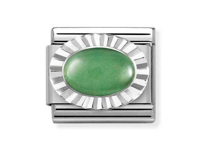 433050723-0 Dieses Bild zeigt einen eleganten Silberschmuck mit einem ovalen, diamantierten Aventurin in Grüntönen, umgeben von einem gestreiften, glanzvollen Silberdesign, Hersteller Nomination.