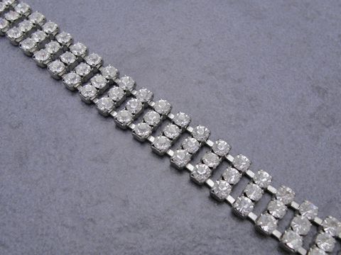 Luxuriöses Strass Armband in Weiß mit einem Umfang von 17,5 cm, hergestellt von Juwelier Harnisch, perfekt geeignet für elegante Anlässe und als stilvolles Accessoire.