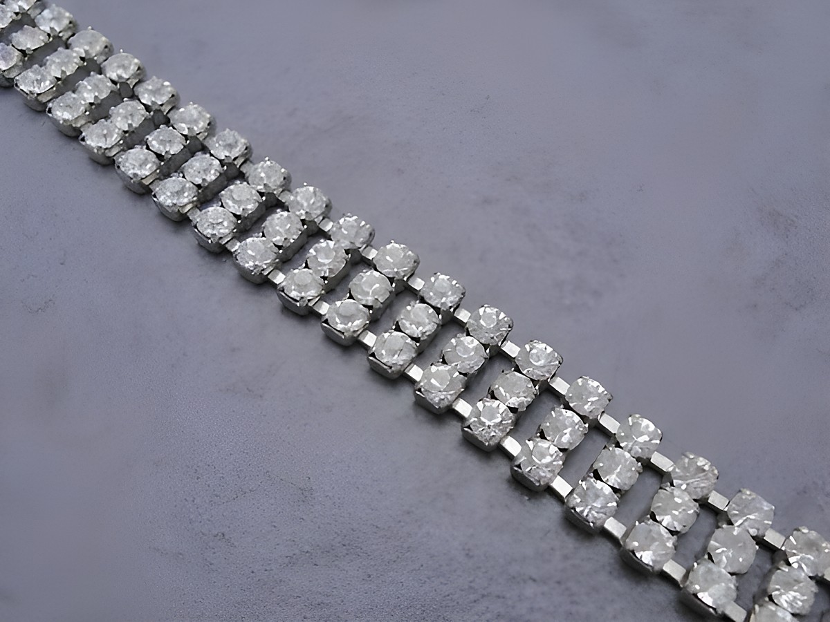 Luxuriöses Strass Armband in Weiß mit einem Umfang von 17,5 cm, hergestellt von Juwelier Harnisch, perfekt geeignet für elegante Anlässe und als stilvolles Accessoire.