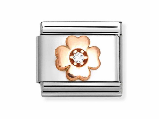 Zarte Charm aus Edelstahl mit einem roségoldenen Glücksklee und strahlendem Zirkonia in der Mitte, perfekt für stilvolle Akzente im Schmuckbereich.