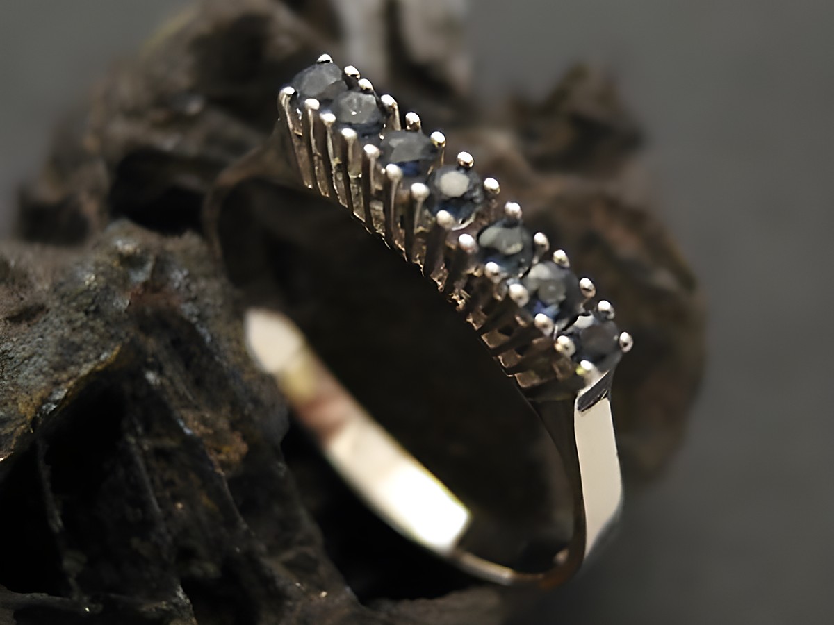 Weißgoldring reizend aus Weißgold 585 mit Saphir in Größe 55, Hersteller Juwelier Harnisch, bis Gr. 56/18. Der Ring hat mehrere funkelnde Saphire angeordnet.