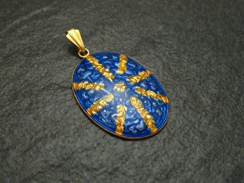Emaille Anhänger in Blau und Gelb mit einem Vintage-Design, vergoldet, ovaler Form, präsentiert sich kunstvoll mit einem ansprechenden Muster, hergestellt von Juwelier Harnisch.